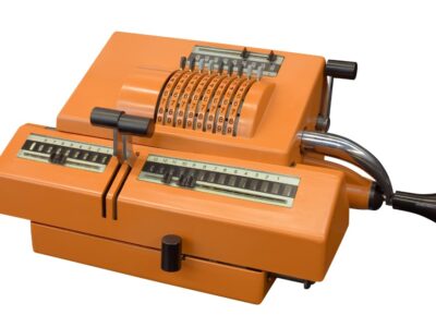 Rechenmaschine mit Papierrolle
