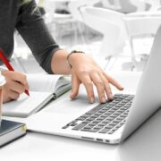 Der Apple MacBook Air M3 - 13 Zoll Laptop mit M3 Chip, 256 GB SSD und 8 GB RAM vorgestellt